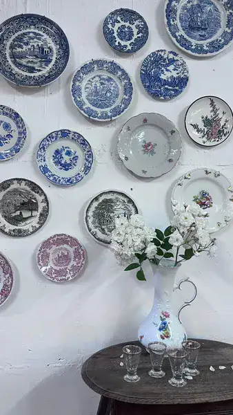 כל צלחת בודדת שתלויה על הקיר מספרת סיפור