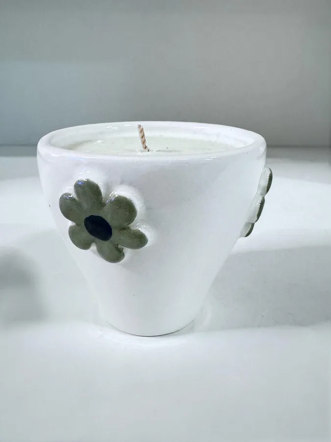 נר ריחני בתוך ספל קרמיקה עבודת יד