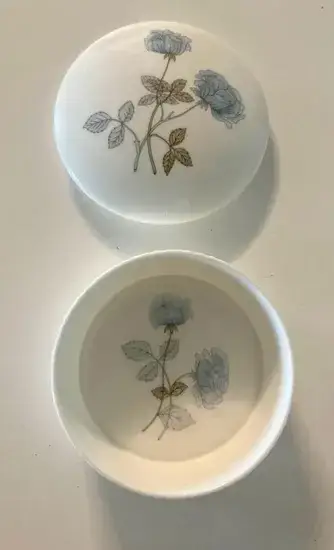 קופסה עגולה מפורצלן