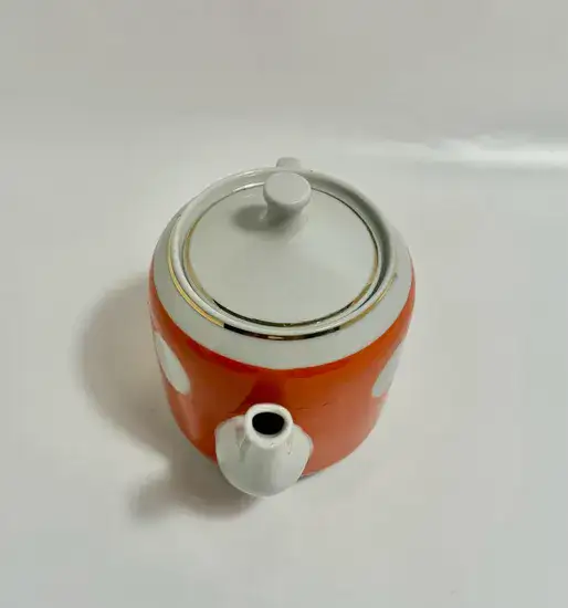 קומקום קטן מפורצלן כתום ונקודות לבנות