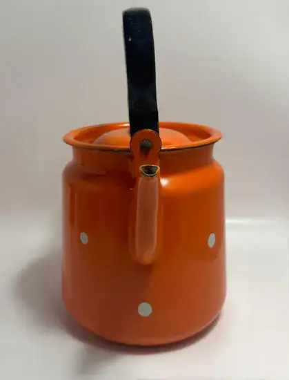קומקום אמייל בצבע כתום ונקודות לבנות