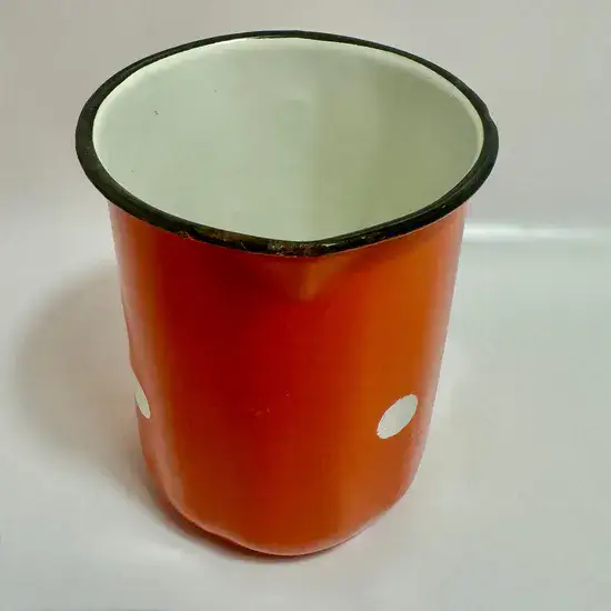 קנקן אמייל בצבע כתום ונקודות לבנות