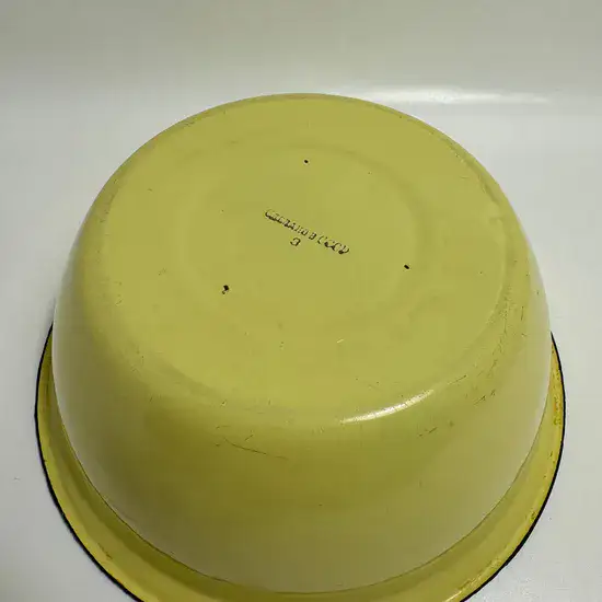 קערה גדולה מאמייל בצבע צהוב