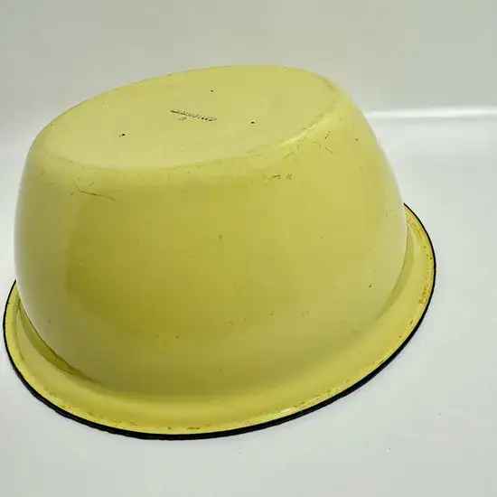 קערה גדולה מאמייל בצבע צהוב