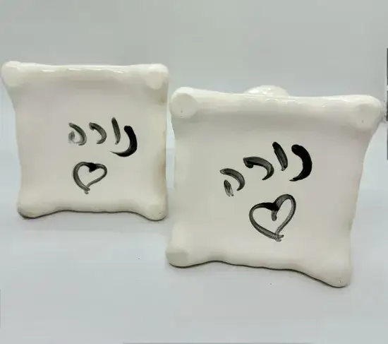 זוג פמוטים מקרמיקה - בצבע לבן בגימור מבריק