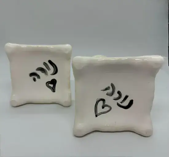 זוג פמוטים מקרמיקה - בצבע לבן בגימור מבריק