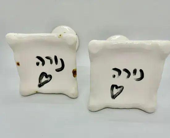 זוג פמוטים חצי מקרמיקה - בצבע לבן ופס ירוק