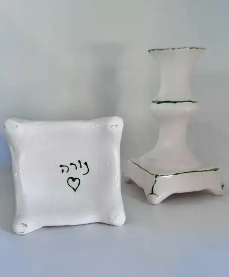זוג פמוטים מקרמיקה - בצבע לבן ופס ירוק