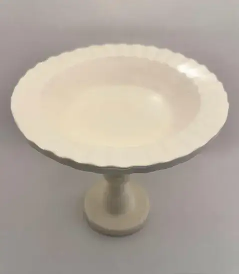 צלחת עמוקה על רגל בצבע לבן גבוהה מקרמיקה - עבודת יד