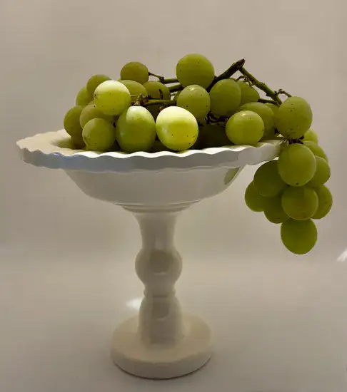 צלחת עמוקה על רגל בצבע לבן גבוהה מקרמיקה - עבודת יד