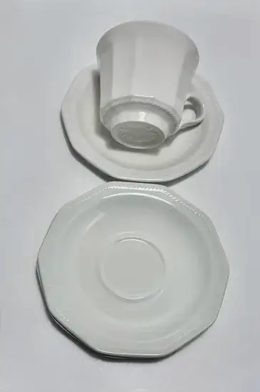 ספל וצלחת חרס אנגלי לבן ידית עגולה