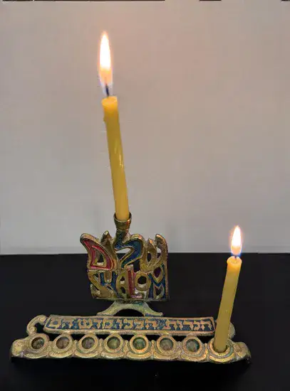 חנוכיה קטנה מפליז ואמייל שלום , וינטג