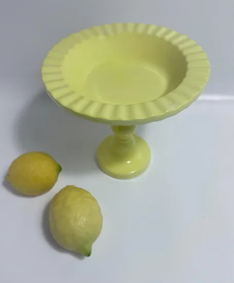 צלחת עמוקה על רגל בצבע צהוב גבוהה מקרמיקה - עבודת יד