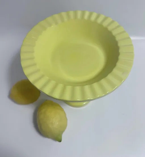 צלחת עמוקה על רגל בצבע צהוב גבוהה מקרמיקה - עבודת יד