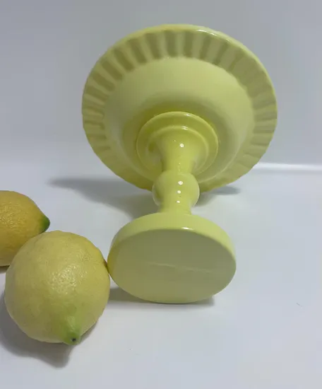 צלחת עמוקה על רגל בצבע צהוב גבוהה מקרמיקה - עבודת יד
