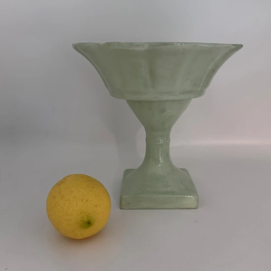 קערה עמוקה על רגל בצבע ירוק פיסטוק מקרמיקה - עבודת יד