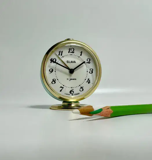שעון מעורר מכני בצבע ירוק וזהב , וינטג'