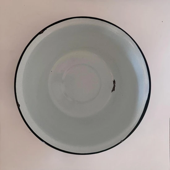 קערה גדולה מאמייל בצבע כחול ונקודות לבנות
