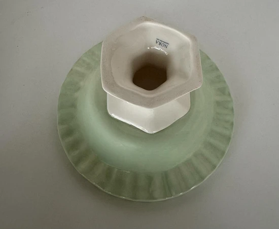 צלחת פליסה עמוקה על רגל נמוכה בצבע ירוק פיסטוק ולבן  מקרמיקה - עבודת יד