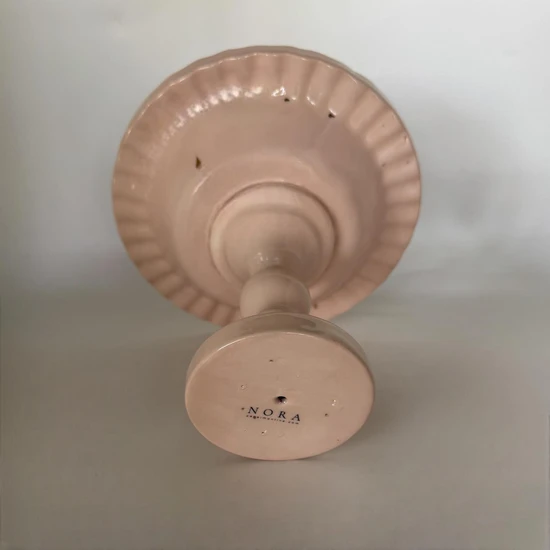 צלחת פליסה עמוקה על רגל בצבע ורוד פודרה ונגיעות זהב גבוהה מקרמיקה - עבודת יד