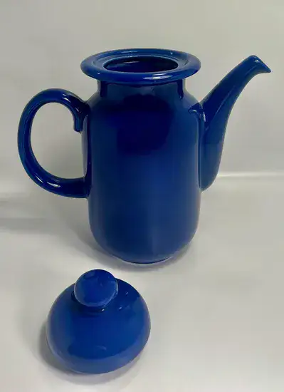 קומקום גדול מקרמיקה בצבע כחול