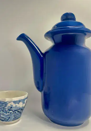 קומקום גדול מקרמיקה בצבע כחול