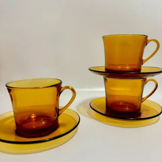 ​ספל וצלחת זכוכית בצבע ענבר DURALEX