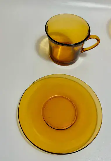 ​ספל וצלחת זכוכית בצבע ענבר DURALEX