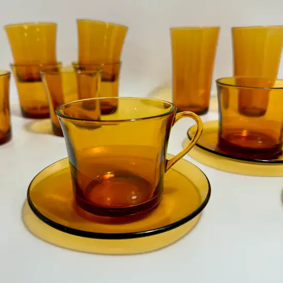 ​ספל וצלחת זכוכית בצבע ענבר DURALEX