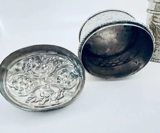 קופסה עם מכסה מעוטר בסגנון אירופאי קלאסי