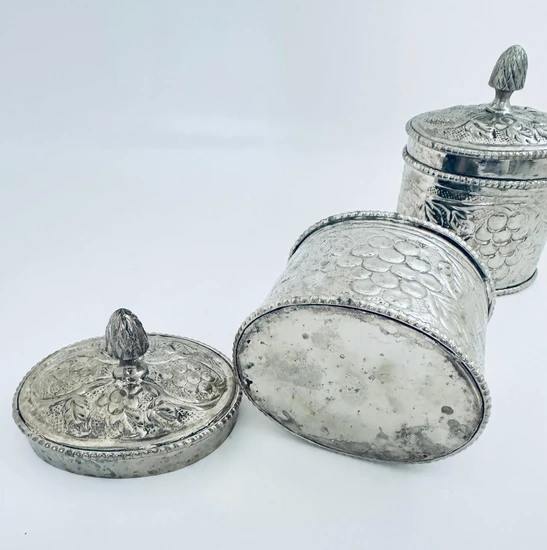 קופסה עם מכסה מעוטר בסגנון אירופאי קלאסי