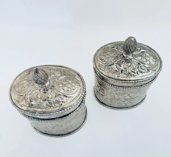 קופסה עם מכסה מעוטר בסגנון אירופאי קלאסי