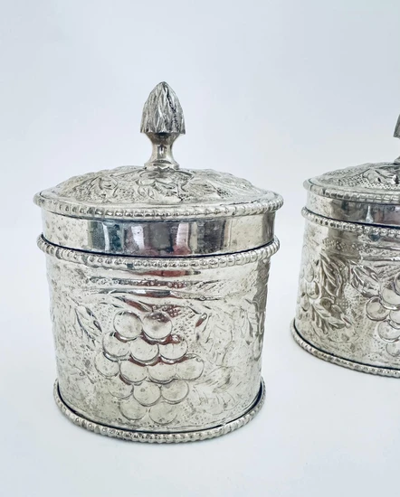 קופסה עם מכסה מעוטר בסגנון אירופאי קלאסי