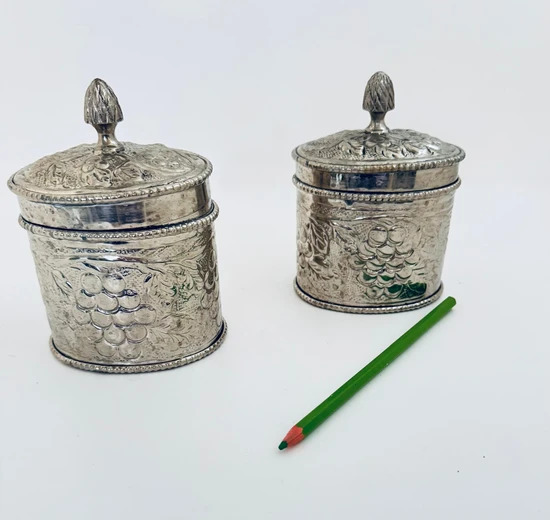 קופסה עם מכסה מעוטר בסגנון אירופאי קלאסי