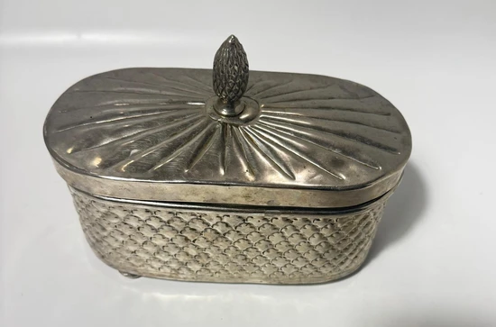 קופסה אובלית ונטג' עם מכסה מעוטר בסגנון אירופאי קלאסי