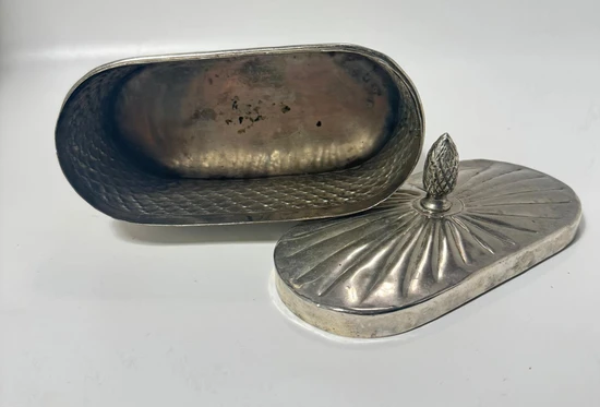 קופסה אובלית ונטג' עם מכסה מעוטר בסגנון אירופאי קלאסי