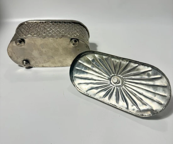 קופסה אובלית ונטג' עם מכסה מעוטר בסגנון אירופאי קלאסי