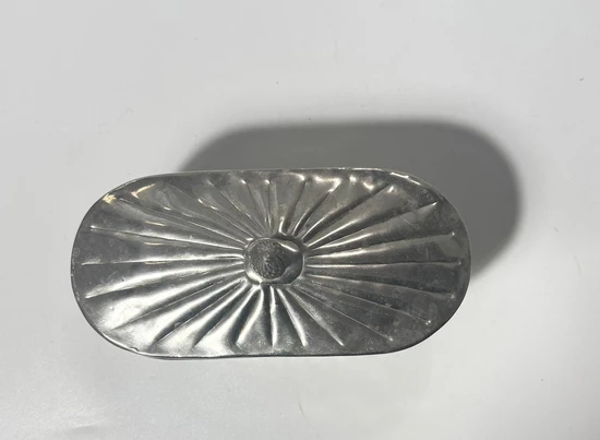 קופסה אובלית ונטג' עם מכסה מעוטר בסגנון אירופאי קלאסי