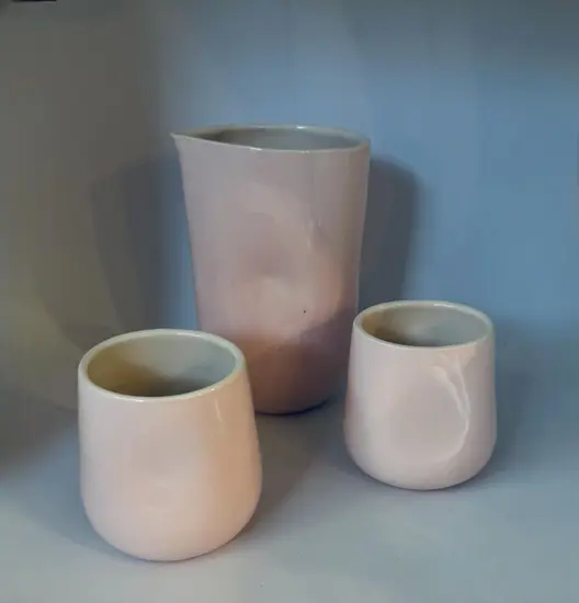 קנקן + 2 כוסות מקרמיקה עבודת יד בצבע ורוד בייבי