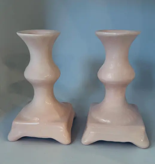 זוג פמוטים מקרמיקה - בצבע ורוד בייבי בגימור מבריק