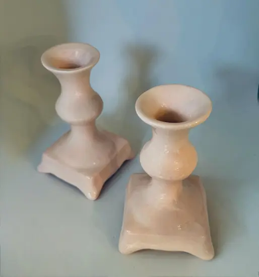 זוג פמוטים מקרמיקה - בצבע ורוד בייבי בגימור מבריק