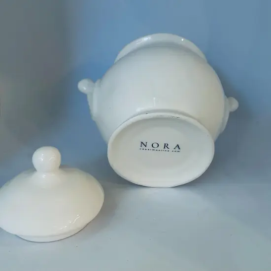 צנצנת קרמיקה עם מכסה בעבודת יד ונפח של 600 מ"ל , בצבע לבן