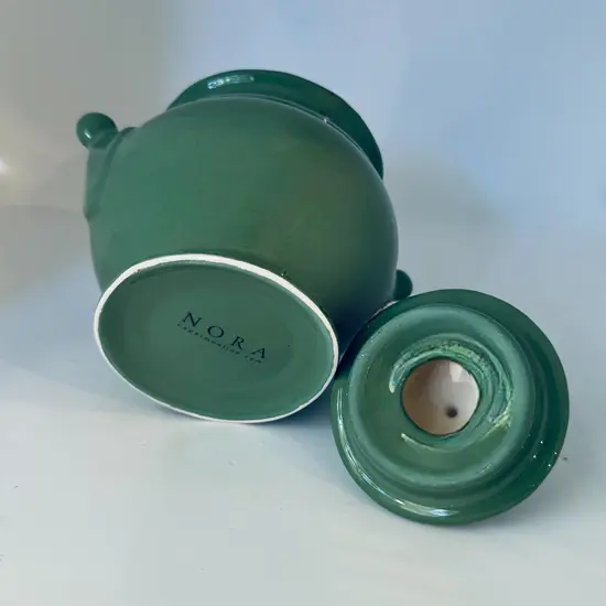 צנצנת קרמיקה עם מכסה בעבודת יד ונפח של 600 מ"ל , בצבע ירוק