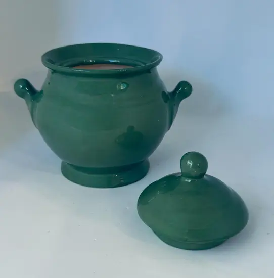 צנצנת קרמיקה עם מכסה בעבודת יד ונפח של 600 מ"ל , בצבע ירוק