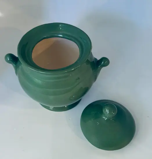 צנצנת קרמיקה עם מכסה בעבודת יד ונפח של 600 מ"ל , בצבע ירוק