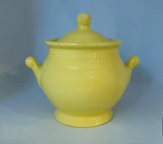 צנצנת קרמיקה עם מכסה בעבודת יד ונפח של 600 מ"ל , בצבע צהוב