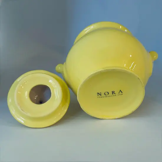 צנצנת קרמיקה עם מכסה בעבודת יד ונפח של 600 מ"ל , בצבע צהוב