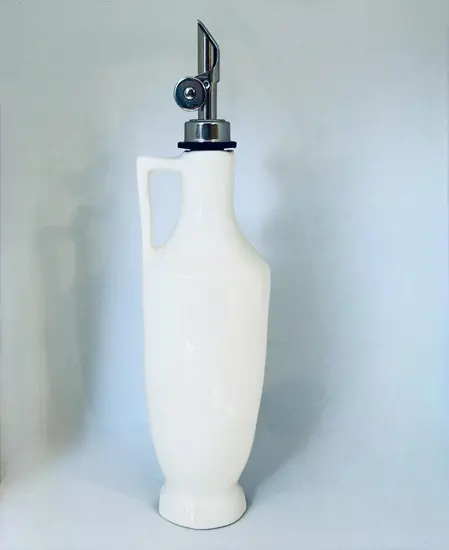 בקבוק קרמיקה  בעבודת יד ונפח של 450 מ"ל , בצבע לבן כיתוב - שמן זית