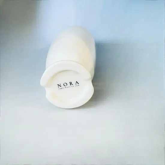 בקבוק קרמיקה  בעבודת יד ונפח של 450 מ"ל , בצבע לבן כיתוב - שמן זית