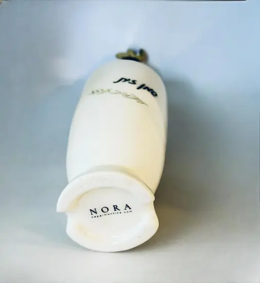 בקבוק קרמיקה  בעבודת יד ונפח של 450 מ"ל , בצבע לבן כיתוב - שמן זית